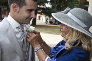 Was sollte die Mutter auf der Hochzeit tragen