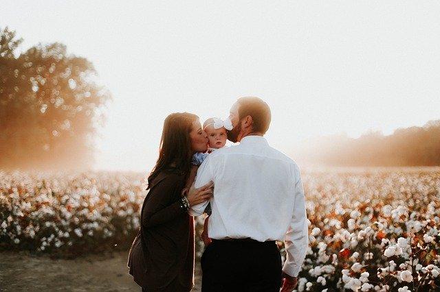 Ein Baby für eine Hochzeit richtig anziehen