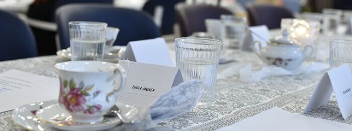 Namensschilder für die Hochzeit mit Plexiglasscheiben basteln