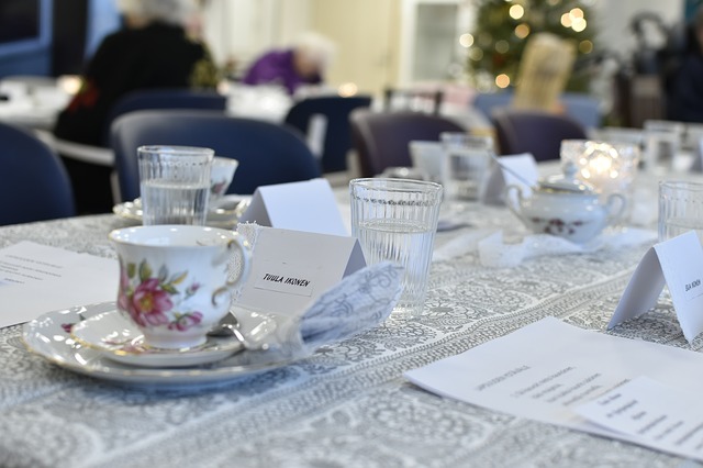 Namensschilder für die Hochzeit mit Plexiglasscheiben basteln