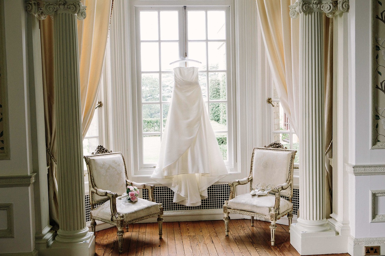 Wie man das perfekte Brautkleid für eine Gartenhochzeit auswählt