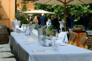 Sitzordnung bei der Hochzeit: Tipps für eine stressfreie Tischplanung